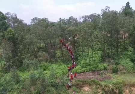 徒步穿越+公益活动
